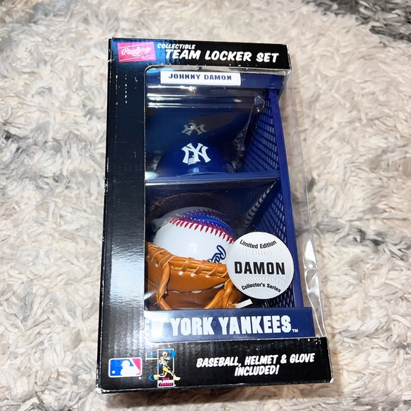 Rawlings New York Yankees Collectible Team Locker Set - Blue and White - Picture 1 of 5